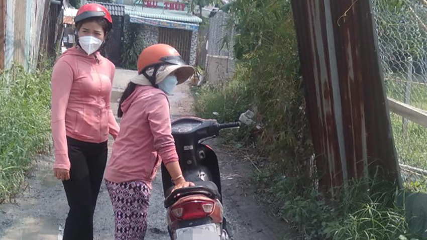  Lấy tiền đi trả nợ rồi hoang báo bị cướp: Nợ số tiền lớn, sợ chồng la rầy nên bà N.T.N (41 tuổi, quê Quảng Trị) hoang báo bị cướp đạp ngã, lấy tài sản xảy ra tại huyện Hóc Môn, TP HCM. Ngày 13/4, Công an huyện Hóc Môn cho biết đang lấy lời khai của bà N.T.N để xử lý về hành vi hoang báo cướp tài sản. 