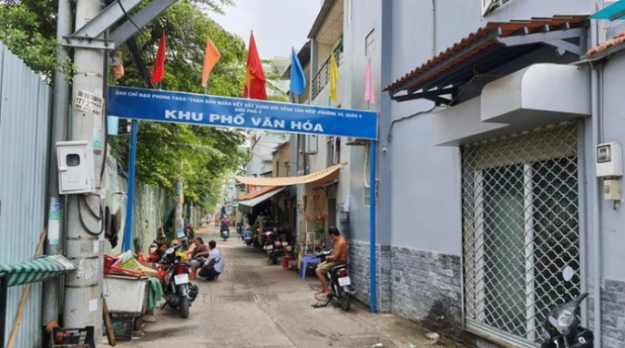  Kéo người thân đến nhà người yêu cũ đòi nợ, chém 3 người bị thương: Cô gái đến phòng trọ của người yêu cũ ở quận 4, TP HCM đòi 1 triệu đồng. Sau đó, hai bên vẫn tiếp tục cãi vã, nên cô gái đã kêu người thân đến chém nạn nhân và 2 người khác bị thương. Ngày 13/4, Công an quận 4 cho biết đang điều tra, làm rõ và truy xét các đối tượng. 