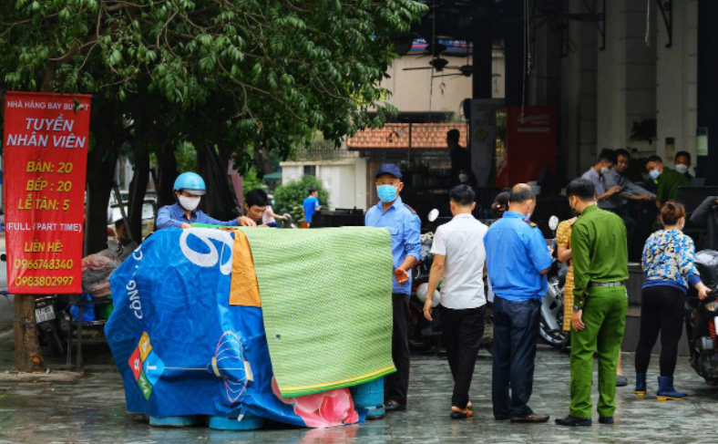 Ngay sau đó, lực lượng phòng cháy chữa cháy cơ sở đã phối hợp các lực lượng tại các tòa nhà chung cư liền kề phối hợp dập lửa. Tuy nhiên, ngọn lửa bùng cháy quá nhanh gây ra mất kiểm soát. 
