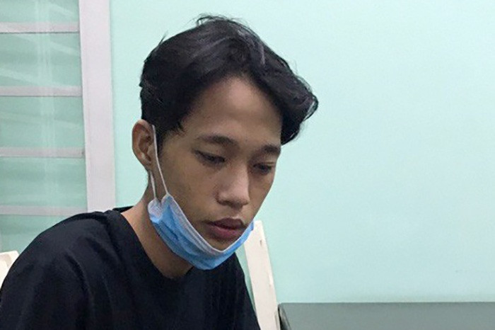  "Quái khách" rút dao đâm gục xe ôm rồi cướp tài sản: Khi tài xế xe ôm chở đến chỗ vắng người ở huyện Bắc Tân Uyên, tỉnh Bình Dương, Nguyễn Chí Bình (20 tuổi, quê Kiên Giang) ngồi sau rút dao đâm tới tấp anh Huỳnh Phụng Hoàng Vân (30 tuổi, quê Trà Vinh) rồi cướp tài sản. Ngày 17/4, Công an huyện Bắc Tân Uyên cho biết đang tạm giữ Bình để điều tra, làm rõ.