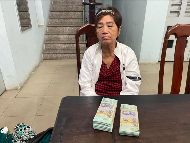  Người giúp việc dọn phòng ngủ, "dọn" luôn 300 triệu đồng của chủ: Trong lúc vệ sinh phòng ngủ của ông V., Nguyễn Thị Hương (SN 1965, ngụ TP Biên Hòa, Đồng Nai) mở cửa tủ quần áo và phát hiện ngăn tủ quần áo trên cùng có một túi ni lon màu trắng, bên trong có 2 cọc tiền 300 triệu đồng. Lòng tham nổi lên, Hương lấy trộm toàn bộ số tiền trên rồi thu dọn đồ đạc cá nhân thuê xe taxi bỏ trốn... Ngày 17/4, Công an TP Biên Hòa cho biết đã khởi tố, bắt tạm giam Hương.