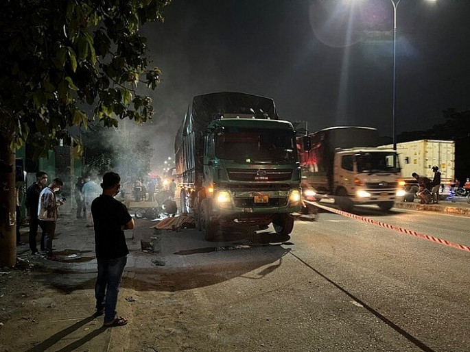  Va chạm với ô tô tải, 2 bố con đi xe máy tử vong: Chiều 16/4, anh Trịnh Hồng T (SN 1970, ngụ TP Biên Hòa, Đồng Nai) điều khiển xe máy biển số 60F2-217.40 chở con trai là Trịnh Hồng P, SN 2005, khi vừa qua khu du lịch Thủy Châu (thuộc phường Bình Thắng, TP Dĩ An, tỉnh Bình Dương) thì va chạm với ô tô tải chạy cùng chiều bên trái. Hai cha con anh T ngã xuống đường, bị bánh xe tải cán qua người tử vong. 