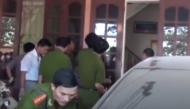 Nhận được tin báo, lực lượng Công an tỉnh Thanh Hóa đã nhanh chóng có mặt để phong tỏa và khám nghiệm hiện trường. Vụ việc cũng đã thu hút sự hiếu kì của người dân nên cũng đã ảnh hướng đến việc lưu thông giao thông trên tuyến QL 47, đoạn qua ngôi nhà của nạn nhân.