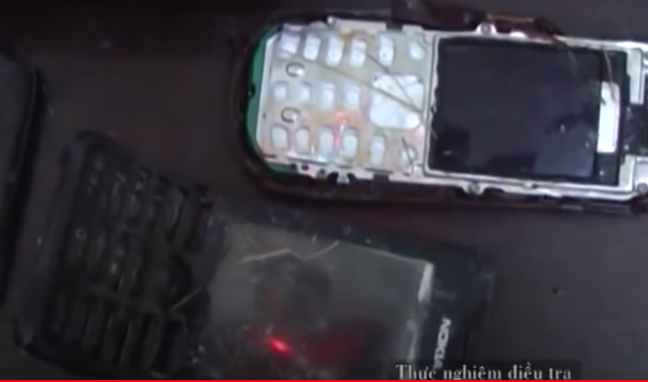 Sau khi đâm chết hai vợ chồng ông Thưởng, hung thủ đi vào trong buồng lục soát và lấy đi 2 chiếc điện thoại di động cùng 2 triệu đồng trong túi quần ông Thưởng rồi rời khỏi hiện trường. Ra ngoài, Hải gặp Hà vẫn chưa về nên tiếp tục lên xe Hà chở đi. Trên đường về, Hải đập nát 2 điện thoại di động vừa cướp và vứt hung khí để phi tang.