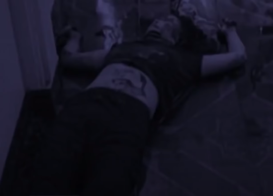 Khi ông Thưởng ra mở cửa, Hải xin ông Thưởng trả xe, còn tiền sẽ lo sau và bị từ chối. Giữa hai bên đã xảy ra cãi nhau. Tại đây, Hải rút dao thủ sẵn trong người đâm tới tấp nhiều nhát vào người ông khiến ông gục xuống. Lúc này, bà Loan (vợ ông Thưởng) đang ở trong buồng thấy vậy đã chạy ra can ngăn. Nhưng trong cơn cuồng sát, Hải đã đâm nhiều nhát khiến bà Loan chết ngay tại chỗ.