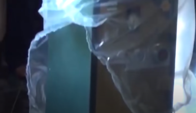 Tài sản bị lấy đi gồm 2 chiếc điện thoại di động, hơn 2 triệu đồng, chiếc két sắt bị kéo ra khỏi vị trí ban đầu nhưng đã bị bỏ lại.