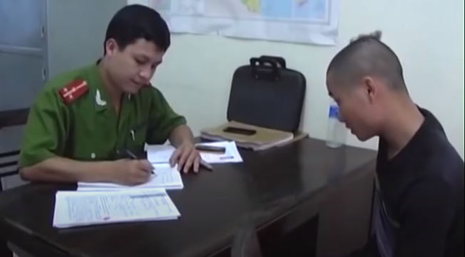 Sau khi thua hết 10 triệu đồng, Hải tiếp tục vay thêm 20 triệu đồng tại sới bạc để chơi tiếp. Tuy nhiên, đến khoảng 23h30 phút cùng ngày, Hải bị thua hết. Do tiếc số tiền đánh bạc bị thua, lại đang còn nợ khoảng 40 triệu đồng nên Hải nảy sinh ý định đến nhà ông Thưởng để cướp tài sản.