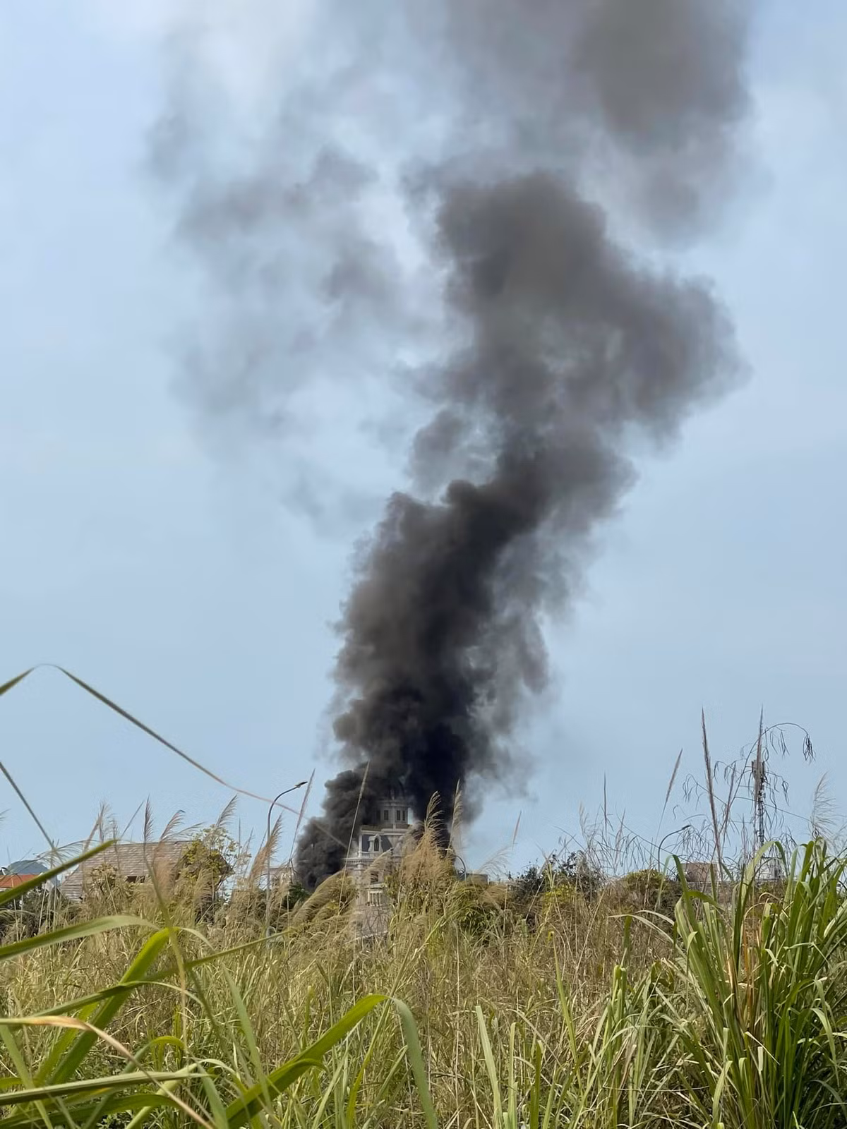 Thời điểm xảy ra vụ hỏa hoạn trong nhà có 2 người. Khi vụ hỏa hoạn bùng phát, 1 người đã nhanh chóng thoát ra ngoài trong khi 1 người khác bị mắc kẹt. Lực lượng cứu hỏa đã giải cứu thành công người này và đưa đến bệnh viện điều trị. 