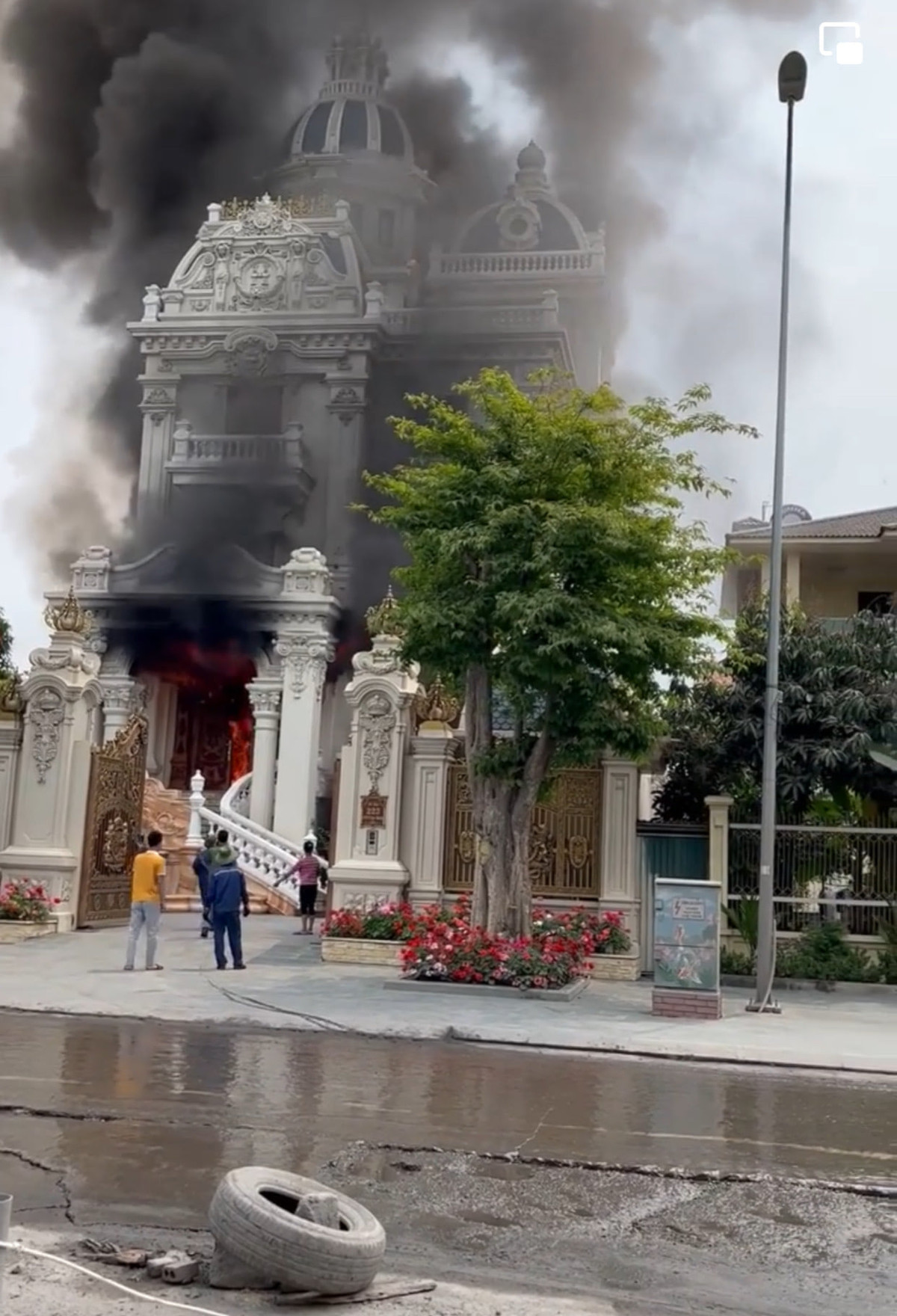 Chay toa lau dai tram ty o Quang Ninh: Co 1 nguoi tu vong