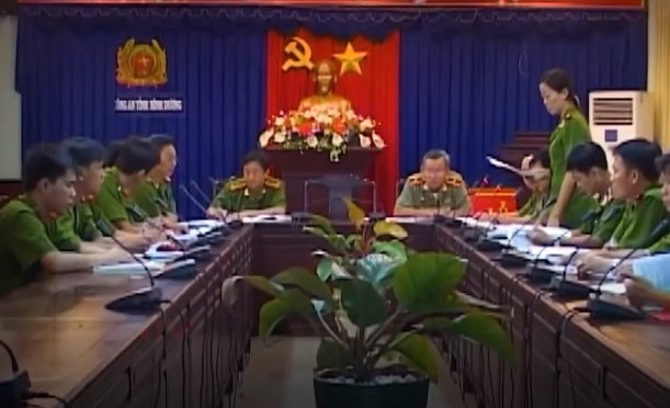 Qua xác minh, nạn nhân có chiếc ghe máy trọng tải 0,8 tấn, trên ghe có trang bị máy lặn. Tháng 6/2000, vợ chồng ông Cò mua lô đất giá 2,5 lượng vàng tại ấp 1, xã Bình Mỹ. Hai người tiếp tục để dành tiền, định cất nhà vào cuối năm 2001. Như vậy, số tài sản của nạn nhân có trên ghe là khá lớn. Qua khám nghiệm hiện trường, tử thi và tài liệu thu thập được, các thành viên cuộc họp nhận định đây là vụ giết người, cướp tài sản.