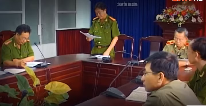 Để sát hại cả 4 nạn nhân (trong đó ông Cò rất khỏe) bằng việc trói cả tay và chân, hung thủ phải có ít nhất 2 tên cùng thực hiện. Nhóm này phải là người quen mới tiếp cận được ghe nạn nhân, rồi bất ngờ tấn công. Với cách thức trói thắt nút buộc 4 nạn nhân gần như giống nhau, nên nhiều khả năng các hung thủ có quan hệ thân thích.