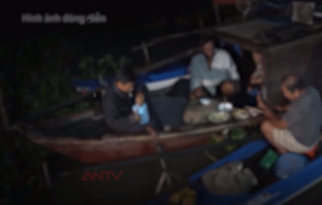 Tại cơ quan Công an, lúc đầu, cả 4 nghi can đều không nhận tội và một mực kêu oan. Đến khi nhìn thấy Minh thì Thiện, Toán tỏ vẻ run sợ, hoang mang cực độ. Đến 4h ngày 4/8/2001, Thiện, Toán bắt đầu có những lời khai đầu tiên về hành vi tội ác đã gây ra. Theo đó, do chịu khó làm ăn nên vợ chồng ông Cò dành dụm được tiền mua lô đất. Điều này khiến Thông đố kỵ, ganh ghét nhưng không nói ra. Khi đánh bắt được cá, bà Kiều mang ra chợ bán cũng có phần rẻ hơn Xuyến (vợ Thống) từ 1.000 - 2.000 đồng/kg. Xuyến vì chuyện này mà mâu thuẫn, có lần sinh ra cãi vã với bà Kiều.