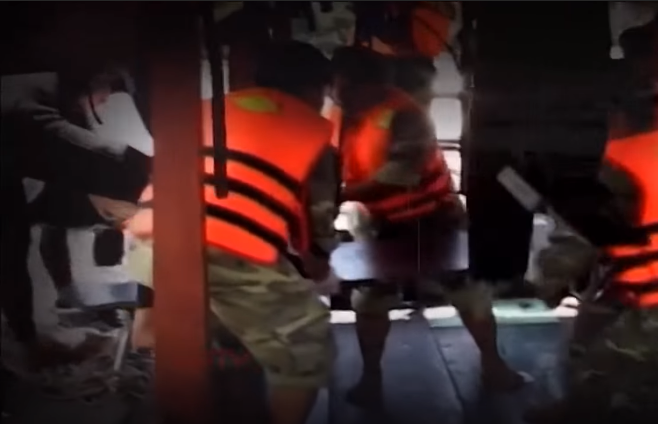 Cả 3 nạn nhân cũng đều bị trói tay, chân và cột dính chung vào phần mũi chiếc ghe đã gãy đôi, nổi trên mặt nước. Trên ghe có 3 cây sắt, 3 tấm ván, 1 ống dây dùng cho thợ lặn, 1 cái vợt, 1 túi xách bằng nhựa (trong có quần áo, đồ chơi điện tử...). Cả 3 thi thể đang thời kỳ phân hủy, đều bị trói trước khi đẩy xuống nước, địa điểm phát hiện cũng khá gần thi thể người đàn ông ở phía H.Củ Chi. Theo nhận định của cơ quan điều tra, giữa các nạn nhân có sự liên hệ với nhau.