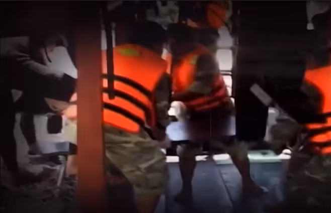 Cả 3 nạn nhân cũng đều bị trói tay, chân và cột dính chung vào phần mũi chiếc ghe đã gãy đôi, nổi trên mặt nước. Trên ghe có 3 cây sắt, 3 tấm ván, 1 ống dây dùng cho thợ lặn, 1 cái vợt, 1 túi xách bằng nhựa (trong có quần áo, đồ chơi điện tử...). Cả 3 thi thể đang thời kỳ phân hủy, đều bị trói trước khi đẩy xuống nước, địa điểm phát hiện cũng khá gần thi thể người đàn ông ở phía H.Củ Chi. Theo nhận định của cơ quan điều tra, giữa các nạn nhân có sự liên hệ với nhau.