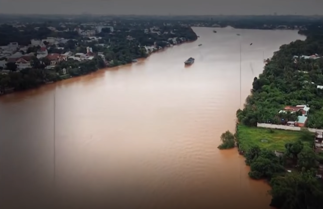 Sông rộng mênh mông lại dài nên rất khó xác định điểm xảy ra án mạng. Hàng trăm ghe xuồng đánh bắt cá của ngư dân các tỉnh miền Tây, miền Đông, Việt kiều Campuchia, dân địa phương... đậu rải rác khắp nơi. Thêm vào đó, số tàu thuyền qua lại hàng ngày trên sông đếm cũng không xuể. Do đó, việc thu thập chứng cứ sẽ gặp nhiều khó khăn. Ban chuyên án và các điều tra viên quyết tâm điều tra, làm rõ và bắt bằng được thủ phạm.
