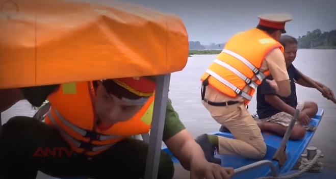 Đến 18h cùng ngày, trinh sát phát hiện và tóm gọn Thiện khi đang neo ghe đậu tại cầu Bến Nẩy và ngồi uống cà phê ngay chân cầu. Khoảng 2 giờ đồng hồ sau, trinh sát báo tin đã phát hiện vợ chồng Thông cùng Thống đang neo ghe ở ngoài sông. Lực lượng chức năng đã nhanh chóng bao vây, tóm gọn, đưa về Cơ quan CSĐT Công an tỉnh Bình Dương để lấy lời khai.