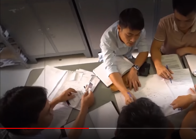 Nhanh chóng xác minh, các trinh sát có trong tay danh sách 5 thanh niên trong số này có tên Minh sống tại khu vực xảy ra vụ án. Sau khi sàng lọc, 4 đối tượng được loại khỏi danh sách, chỉ còn lại tên Minh "Mầu". Gã tên thật là Nguyễn Ngọc Hoàng Minh (SN 1979). Từ nhỏ đến lúc 10 tuổi, Minh sống tại phường 15, quận Gò Vấp, đến năm 1992 thì phụ gia đình đánh bắt cá trên sông Sài Gòn rồi chuyển về ở tại xã Chánh Mỹ (thị xã Thủ Dầu Một, nay là TP Thủ Dầu Một, Bình Dương).