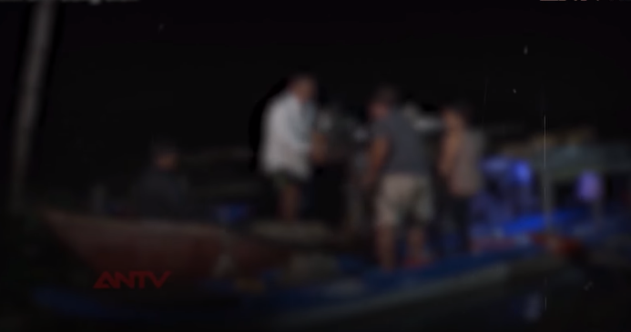 Thấy Thiện và Minh còn nhỏ, nhưng ít chú tâm đến công việc, nghĩ chỗ thân tình nên ông Cò thật lòng khuyên 2 người nên chịu khó làm ăn, phải học để biết lặn mới kiếm được nhiều tiền. Thiện, Minh chẳng những không nghe, trái lại còn đố kỵ, cho rằng ông Cò "bày đặt dạy đời". Tất cả chỉ là cái cớ. Điều chính yếu là Thông biết vợ chồng ông Cò để dành số tiền nghe đâu gần 20 triệu đồng để cất nhà vào cuối năm, nên y muốn thủ tiêu cả gia đình để cướp số tài sản này.