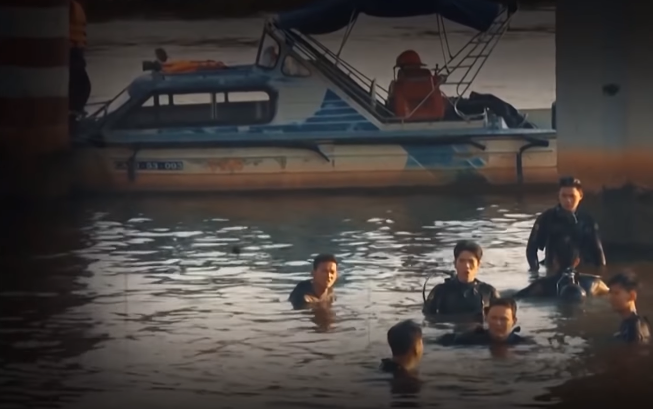 Trong khi Công an huyện Củ Chi phối hợp cùng các phòng nghiệp vụ Công an TP HCM điều tra vụ án thì lúc sáng 2 hôm sau, người dân bên kia sông Sài Gòn phát hiện cùng lúc 3 thi thể chết trôi (1 phụ nữ, 2 trẻ nhỏ) tại bến Bà Gạo (xã Phú An, huyện Bến Cát, Bình Dương).