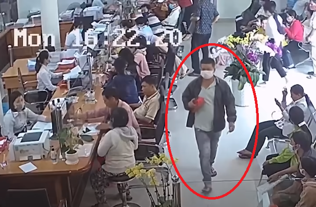 Khi xác định được nhân thân đối tượng thì tên người thực hiện chuyển tiền lại không phải là đối tượng gây án. Bởi vì, đối tượng đã dùng CMND, bằng lái xe giả của một người khác. Ban chuyên án lại tiếp tục tỏa ra các hướng để xác định nhân thân, lai lịch thực sự.