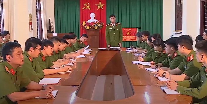 Sau khi tiếp nhận đơn trình báo, xác định vụ việc có tính chất nghiêm trọng, đặc biệt, đối tượng gây án ngay giữa ban ngày, ở nơi đông người qua lại, thủ đoạn vô cùng táo tợn, liều lĩnh và chuyên nghiệp, Công an huyện Cát Tiên đã nhanh chóng thành lập chuyên án để khẩn trương truy xét, phá án. 