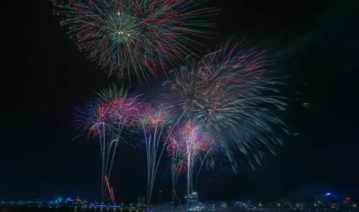 Đúng 21h30 phút, màn pháo hoa tầm cao kéo dài 15 phút bắt đầu, phục vụ du khách thập phương kéo về dự lễ hội đền Hùng 2022. 