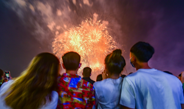 Việc tổ chức bắn pháo hoa được thực hiện theo đúng quy định về quản lý và sử dụng pháo, đồng thời phải đảm bảo an ninh trật tự, tuyệt đối an toàn và phù hợp với tình hình dịch bệnh. 