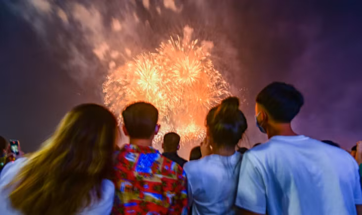 Việc tổ chức bắn pháo hoa được thực hiện theo đúng quy định về quản lý và sử dụng pháo, đồng thời phải đảm bảo an ninh trật tự, tuyệt đối an toàn và phù hợp với tình hình dịch bệnh. 