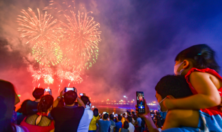 Các em nhỏ háo hức theo bố mẹ xem pháo hoa rực rỡ tại trung tâm thành phố Việt Trì mừng lễ hội đền Hùng. 