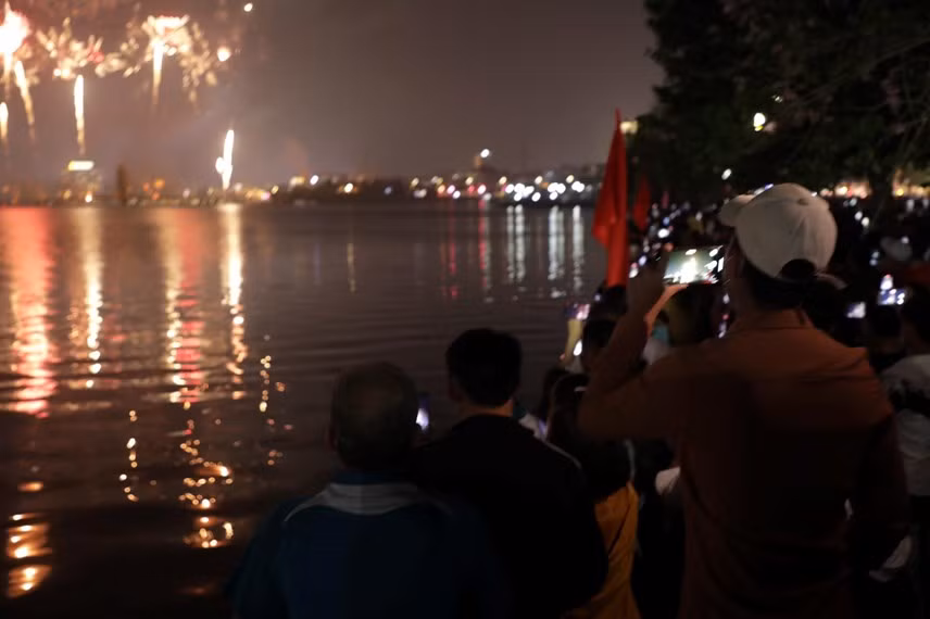 Bầu trời thành phố Việt Trì bừng sáng bởi những màn pháo hoa rực rỡ, đẹp mắt. 