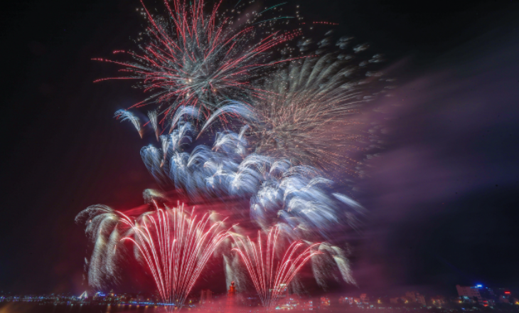 Màn bắn pháo hoa tầm cao diễn ra trong 15 phút. 