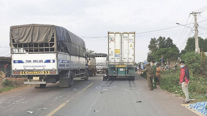  Xe container tông 2 xe máy, 2 người tử vong: Chiều 9/4, tại xã Kdang, huyện Đăk Đoa, tỉnh Gia Lai xe container đã liên tiếp va chạm với xe máy do ông N.V.T (SN 1966, trú tại thị xã An Khê) và xe máy do ông H.T.B (SN 1971, trú xã Kdang) chở theo con trai là H.H.B (SN 2007) lưu thông cùng chiều phía trước. Vụ tai nạn khiến ông T. ông B tử vong tại chỗ. Cháu H.H.B bị thương được đưa đi cấp cứu.