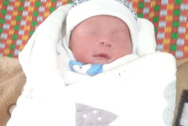  Bé trai bị bỏ bên đường giữa đêm lạnh ở Đắk Nông: Ngày 10/4, UBND thị trấn Đắk Mil, huyện Đắk Mil, tỉnh Đắk Nông, thông báo tìm thân nhân của bé trai sơ sinh bị bỏ rơi giữa đêm lạnh gần cổng Trung tâm Bảo trợ xã hội tỉnh Đắk Nông. Thời điểm phát hiện, trên người cháu bé có quấn một chiếc khăn và một miếng tã lót. Cháu bé kháu khỉnh, nặng khoảng 2,5 kg, cơ thể còn vết máu (nghi mới sinh) và tím tái do nằm ngoài trời lạnh. 