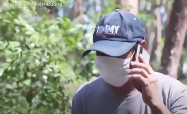 Tại đây ông tá hỏa khi phát hiện một xác chết lõa thể bị 1 bao cát đè lên và đang trong tình trạng phân hủy. Hoảng sợ ông liền gọi điện trình báo cơ quan Công an.