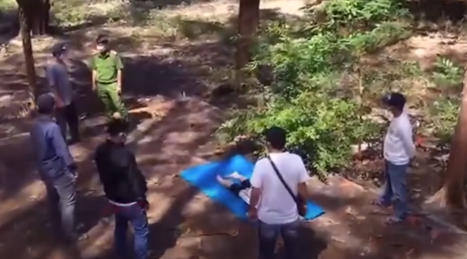 Qua khám nghiệm thi thể cơ quan điều tra xác định nạn nhân chết do ngạt nước, cũng theo phân tích đây là nơi phi tang thi thể chứ không phải là hiện trường chính của vụ án.