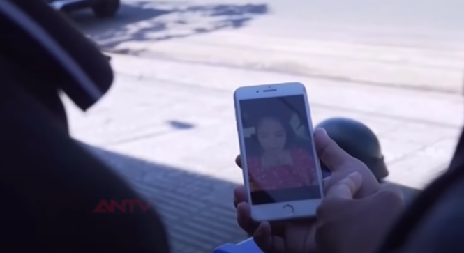 Sau nhiều giờ đồng hồ lục tung các trang mạng xã hội, lực lượng chức năng đã tìm được thông tin từ một tài khoản tên Loan ở An Giang nói có một người bạn mất tích khoảng 10 ngày nay không liên lạc được. Liệu người chị Loan đang tìm có phải là nạn nhân hay không? Nếu đúng thì quả là các trinh sát đã tìm được "chiếc kim nơi đáy bể".