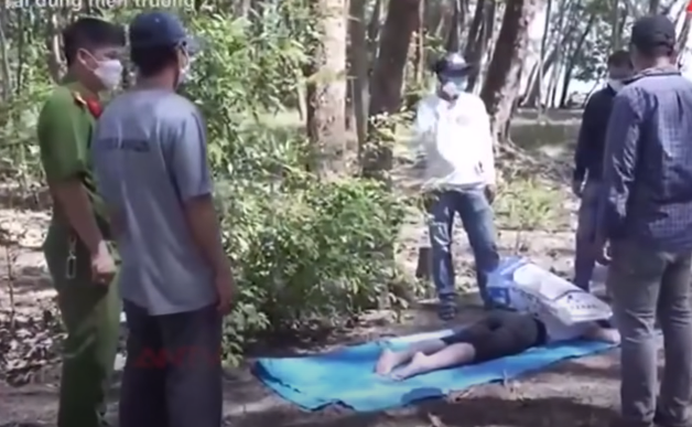 Hiện trường giấu thi thể bình thường đã là một nơi vắng vẻ, trong những ngày dịch bệnh COVID-19 bùng phát mạnh hạn chế tiếp xúc xã hội càng ít người qua lại hơn. Chính vì thế mà gần chục ngày sau mới có người phát hiện ra thi thể nạn nhân, ngoài ông Lê Công Bạch người đã phát hiện ra tử thi thì không còn một người dân nào nhìn thấy việc khả nghi liên quan tới vụ án mạng này.