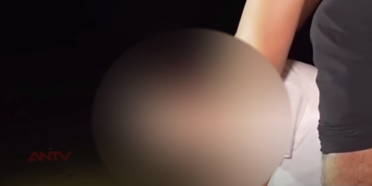 Tâm sự chưa lâu giữa chị Phương và Còn xảy ra mâu thuẫn cãi cọ. Trong cơn tức tối Còn đã vung tay tát nạn nhân ngã xuống bãi cát gần bờ kè, bị đánh đau Phương càng mắng chửi. Trong cơ tức giận lại không kiềm chế được nên Còn đã nhào đến dùng tay đè đầu nạn nhân xuống cắt có nước biển khiến nạn nhân bất tỉnh.