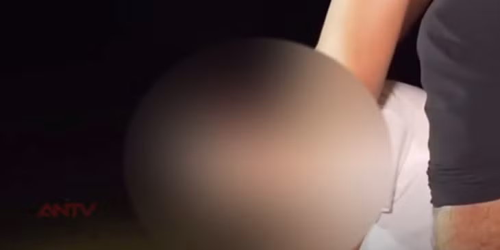 Tâm sự chưa lâu giữa chị Phương và Còn xảy ra mâu thuẫn cãi cọ. Trong cơn tức tối Còn đã vung tay tát nạn nhân ngã xuống bãi cát gần bờ kè, bị đánh đau Phương càng mắng chửi. Trong cơ tức giận lại không kiềm chế được nên Còn đã nhào đến dùng tay đè đầu nạn nhân xuống cắt có nước biển khiến nạn nhân bất tỉnh.