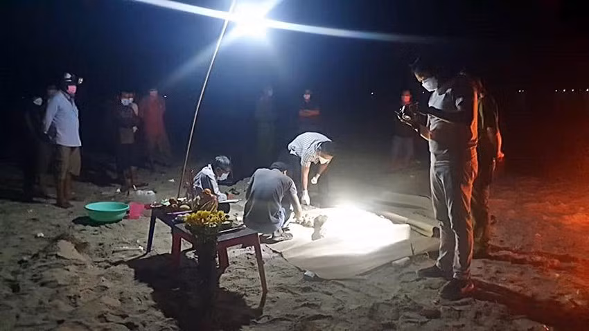  Thi thể quấn vải không nguyên vẹn dạt vào bờ biển: Ngày 12/4, Công an thị xã La Gi, tỉnh Bình Thuận cho biết, chiều 11/4, người dân đi tắm biển tại khu vực Mũi Đá, xã Tân Phước phát hiện một tử thi trôi vào gần bờ. Bước đầu, qua giám định, thi thể là nam giới được quấn quanh nhiều lớp vải và đang trong quá trình phân hủy mạnh, mất các chi... 