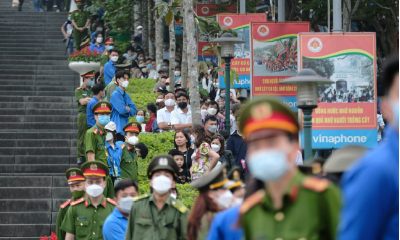 Hàng rào mềm được thiết lập từ sân trung tâm lễ hội lên tới cổng đền. (Ảnh: Tuổi trẻ)