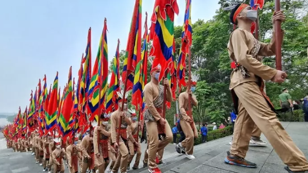 Đoàn Tiêu binh rước Quốc kỳ, cờ hành lễ và vòng hoa. (Ảnh: Vienamnet)