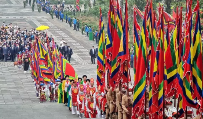 Lễ dâng hương được tổ chức trong không khí trang nghiêm. (Ảnh: Vienamnet)