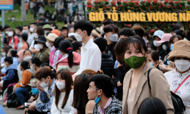 Người dân tập trung dọc hai bên sân trung tâm lễ hội. (Ảnh: Tuổi trẻ)