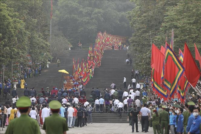 Đoàn nghi lễ chuẩn bị dâng hương tưởng niệm các Vua Hùng. (Ảnh: TTXVN) 
