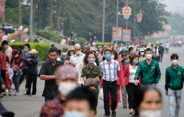 Từ sớm, rất đông người dân đã về Khu di tích lịch sử Đền Hùng. (Ảnh: Tuổi trẻ) 