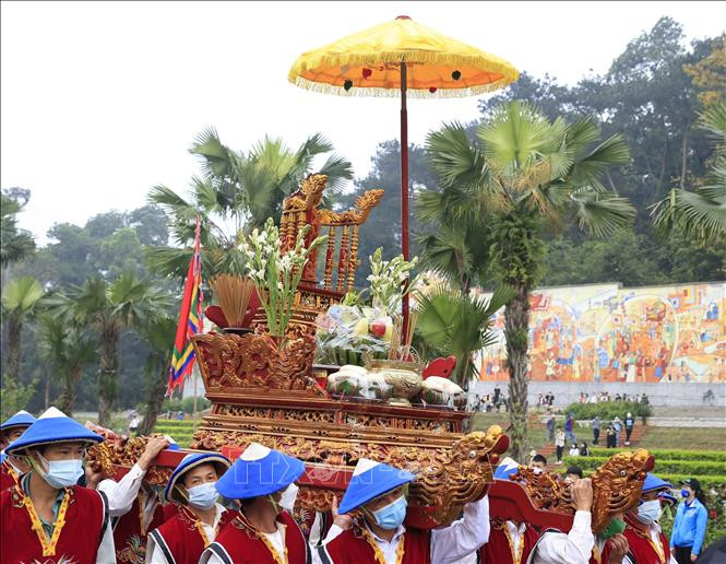 Đoàn nghi lễ rước kiệu dâng lễ vật tưởng nhớ các Vua Hùng. (Ảnh: TTXVN).