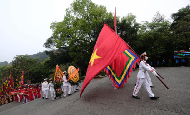 Đi đầu là đoàn Tiêu binh rước Quốc kỳ, cờ hành lễ và vòng hoa mang dòng chữ “Đời đời nhớ ơn các Vua Hùng đã có công dựng nước”. Theo sau là 14 thiếu nữ trong trang phục áo dài đỏ cùng 100 chàng trai là những thanh niên ưu tú, tượng trưng cho 100 người con được sinh ra từ bọc trăm trứng của Mẹ Âu Cơ và đoàn rước kiệu. Tiếp đó là đoàn đại biểu lãnh đạo Đảng và Nhà nước, các bộ, ban ngành Trung ương, địa phương và hàng vạn người dân. (Ảnh: Tuổi trẻ)