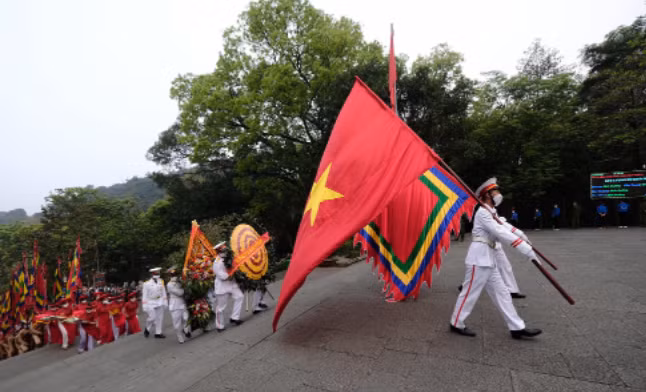 Chu tich nuoc Nguyen Xuan Phuc dang huong Gio To Hung Vuong-Hinh-2