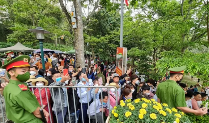 Nhiều người dân theo dõi lễ dâng hương tưởng niệm các Vua Hùng. (Ảnh: Vietnamnet)